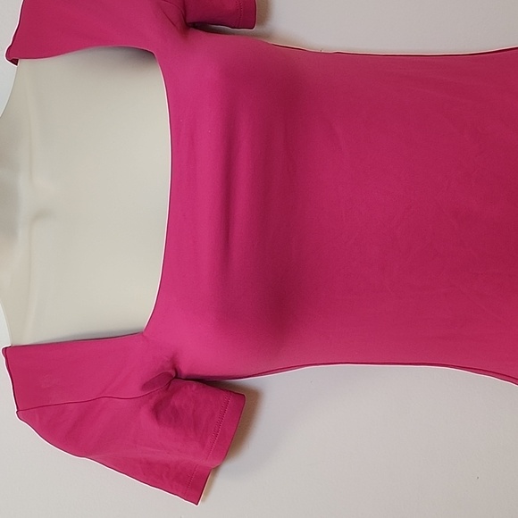 Aritzia Babaton Contour Romamtic Magenta Short Sleeve Square Neck Bodysuit Sz S - Picture 10 of 16